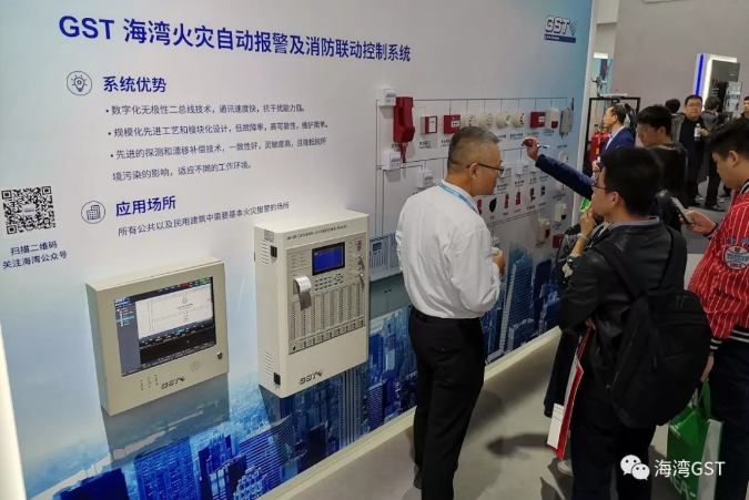 海灣消防工作人員向參觀者介紹系統(tǒng)情況，交流技術(shù)問(wèn)題