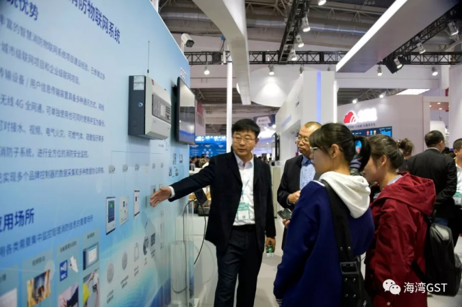 海灣消防工作人員向參觀者介紹系統(tǒng)情況，交流技術(shù)問(wèn)題